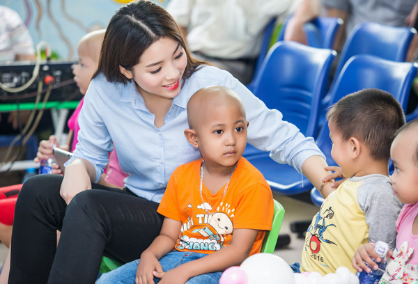 Mẹ con Kỳ Duyên giản dị đi từ thiện ảnh 5 ky-duyen9.jpg