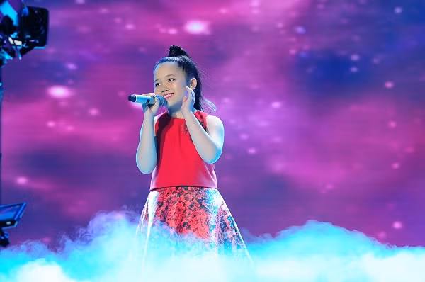 Lan Vy gây ấn tượng trong liveshow 2 với liên khúc Proud Of You – Girl On Fire.