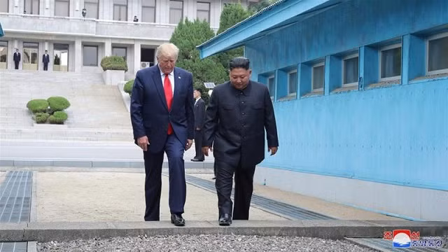 TT Donald Trump và Chủ tịch Kim Jong-un (phải) trong cuộc gặp tại khu vực phi quân sự nằm giữa Triều Tiên và Hàn Quốc hồi tháng 6.
