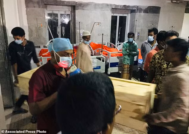 Hiện trường vụ nổ khí ga khiến hàng chục người thương vong ở Bangladesh ảnh 3