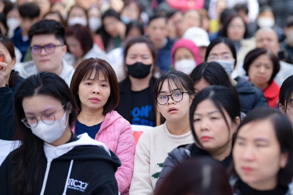 Phụ huynh, thí sinh chăm chú lắng nghe các ý kiến tư vấn của chuyên gia tại Ngày hội tư vấn tuyển sinh, hướng nghiệp năm 2025. tuvantuyensinhjpg4.jpg