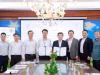TS. Vũ Quang Khuê, Hiệu trưởng BCI (áo trắng) và ông Kim Youg Seung, Hiệu trưởng Trường Đại học Catholic Kwandong tại lễ ký kết.