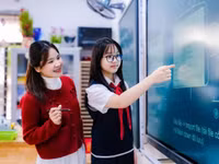 Cô trò Trường THCS Giảng Võ.