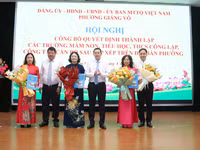 Lãnh đạo Phường Giảng Võ trao quyết định, chúc mừng Ban giám hiệu trường THCS Giảng Võ.