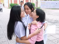 Phụ huynh chia vui với con gái và "sĩ tử" sau khi hoàn thành chặng đường 12 năm đèn sách.
