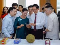 Phó Thủ tướng Hồ Quốc Dũng trải nghiệm Hệ thống truy xuất nguồn gốc nông, lâm, thủy sản bên lề sự kiện.