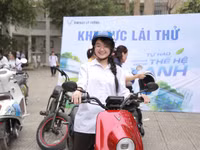 Học sinh hồ hởi khi lái thử xe máy (Ảnh: CSGT). 