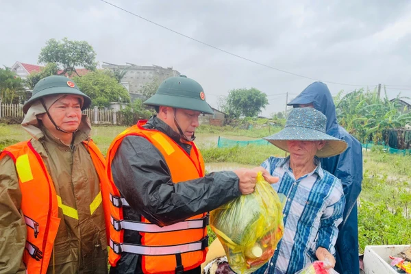 Thượng tướng Trương Thiên Tô, Phó Chủ nhiệm Tổng cục Chính trị Quân đội nhân dân Việt Nam trao hỗ trợ nhu yếu phẩm cho nhân dân vùng lũ. 