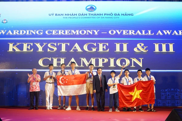 Ban tổ chức trao chức vô địch toàn đoàn cho đội Việt Nam và Singapore.