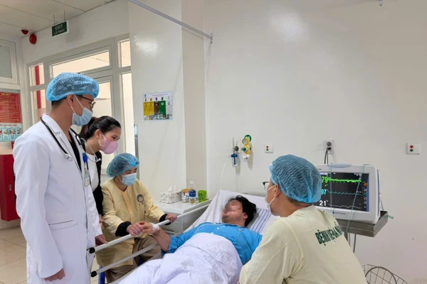 Bác sĩ cứu sống bệnh nhân người Hàn Quốc. Ảnh: BVĐN