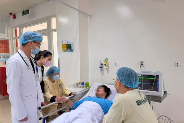 Bác sĩ cứu sống bệnh nhân người Hàn Quốc. Ảnh: BVĐN