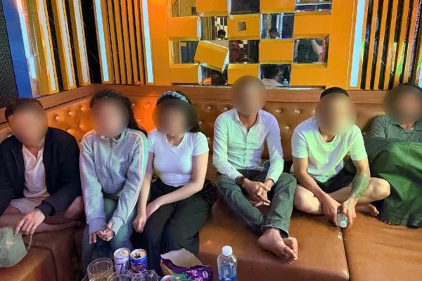 Nhóm nam nữ có hành vi tổ chức, sử dụng trái phép chất ma túy. Ảnh: CACC