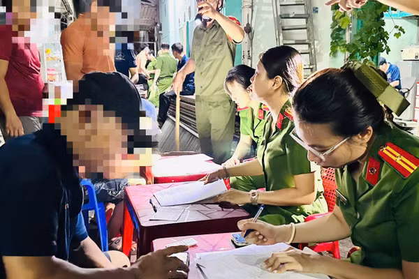 Công an phường Hòa Cường (Đà Nẵng) tổ chức test ma túy với các tiểu thương tại chợ đầu mối Hòa Cường.