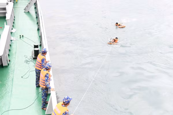 Lực lượng hải quân cứu và đưa nạn nhân lên tàu. Ảnh: Quang Cường, Bộ CHQS Đà Nẵng