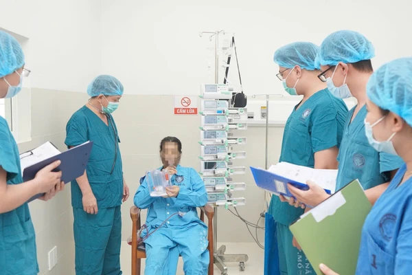 Bác sĩ thăm khám và kiểm tra sức khỏe cho bệnh nhân sau ca ghép gan. 