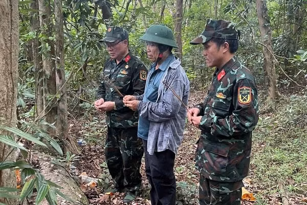 Lực lượng Bộ Chỉ huy Quân sự TP Đà Nẵng cùng nhân chứng đi khảo sát thực địa, nơi nghi có hơn 10 hài cốt liệt sĩ Đội phẫu 5. Ảnh: Quang Cường, Bộ CHQS TP Đà Nẵng