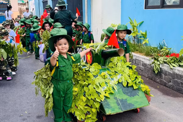Trẻ Trường Mầm non Hoa Phượng Đỏ hóa thân thành "chiến sĩ nhí".