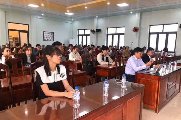 Hơn 60 cán bộ quản lý, giáo viên công tác trên địa bàn xã Bình Minh tập huấn AI.