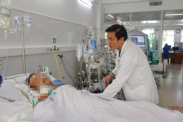 BSCKII Hà Sơn Bình kiểm tra sức khoẻ bệnh nhân T. trong thời gian điều trị tại Bệnh viện Đà Nẵng.