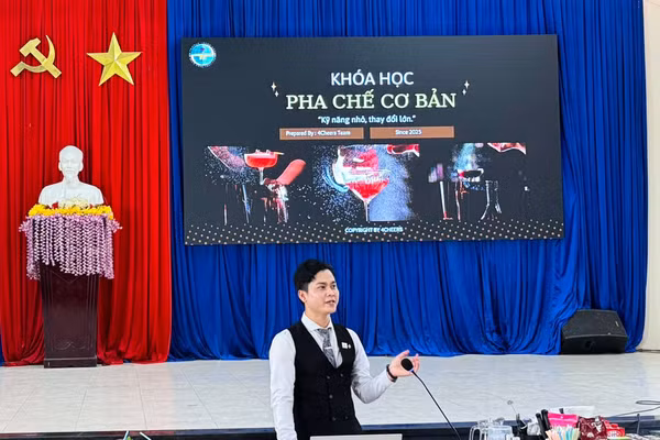 Các giảng viên về dạy nghề cho người lao động địa phương. 