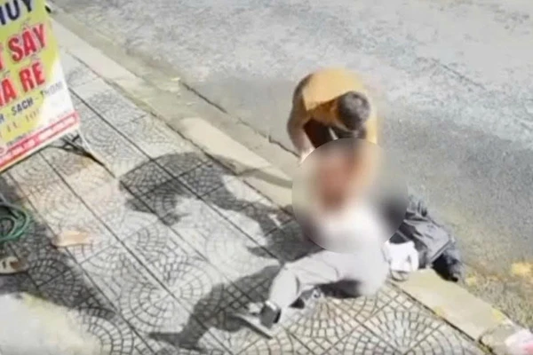 Người đàn ông dùng hung khí đâm người phụ nữ. Ảnh cắt clip