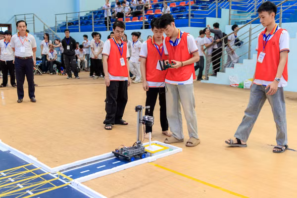 Các thí sinh trong phần thi của mình. 