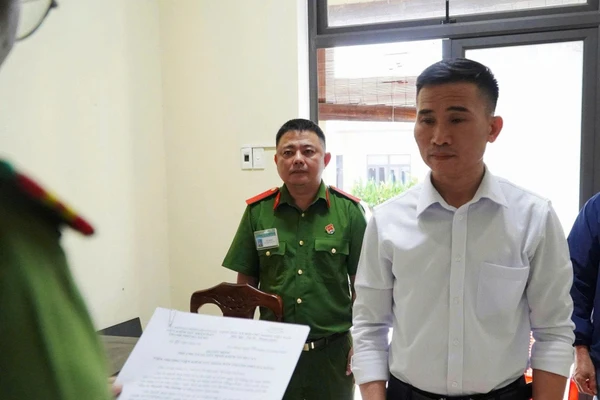 Cơ quan điều tra tống đạt quyết định khởi tố bị can Nguyễn Văn Hoàng. Ảnh: CACC