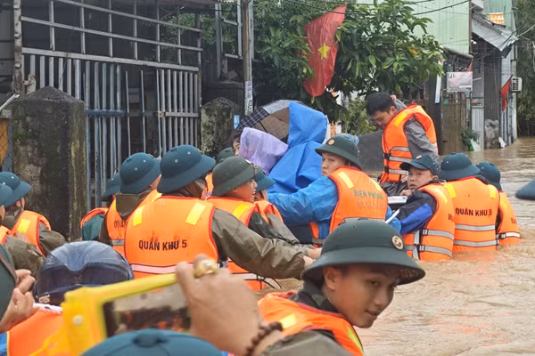 Đồn Biên phòng Hải Vân giúp Nhân dân phường Hòa Khánh di dời người, tài sản đến vị trí an toàn. 
