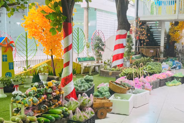 Những chiếc bàn bày đầy rau củ tươi trong phiên chợ nghĩa tình của Trường Mầm non 20-10. 