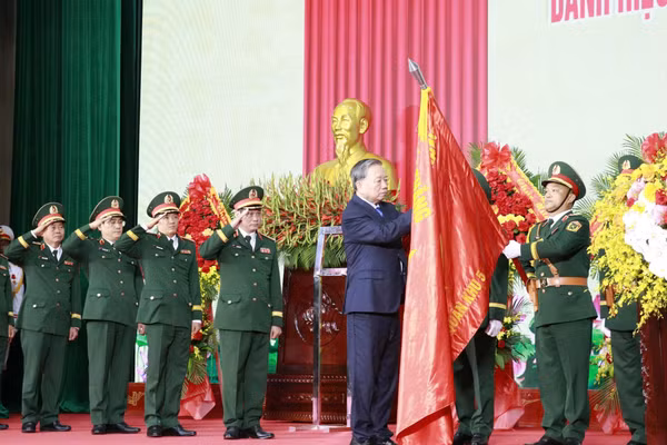 Tổng Bí thư, Chủ tịch nước Tô Lâm trao danh hiệu Anh hùng lực lượng vũ trang (LLVT) nhân dân cho Quân khu 5.