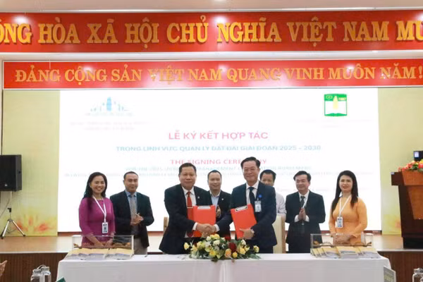 Ông Võ Nguyên Chương (thứ 3, từ phải qua) - Giám đốc Trung tâm phát triển Quỹ đất TP Đà Nẵng và PGS.TS. Trần Thanh Đức – Hiệu trưởng Trường Đại học Nông Lâm (Đại học Huế) ký kết hợp tác. 