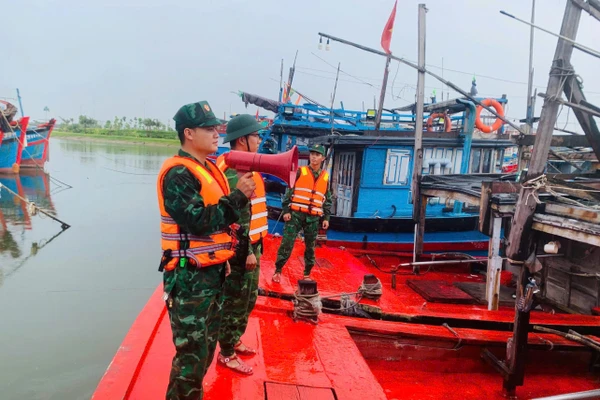 Lực lượng Bộ đội Biên phòng TP Đà Nẵng hỗ trợ ngư dân vào tránh bão tại âu thuyền Thọ Quang.