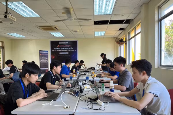 Các đội thi đấu trực tiếp với nhiều thử thách trong việc xâm nhập ứng dụng web, mạng, kỹ thuật mật mã, thuật toán đảo ngược, lỗ hổng XXE...