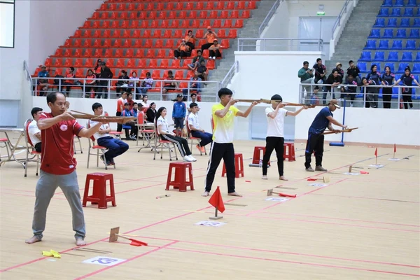 Các vận động viên thi đấu môn bắn nỏ. Ảnh: Sở VH,TT&DL tỉnh Quảng Ngãi.
