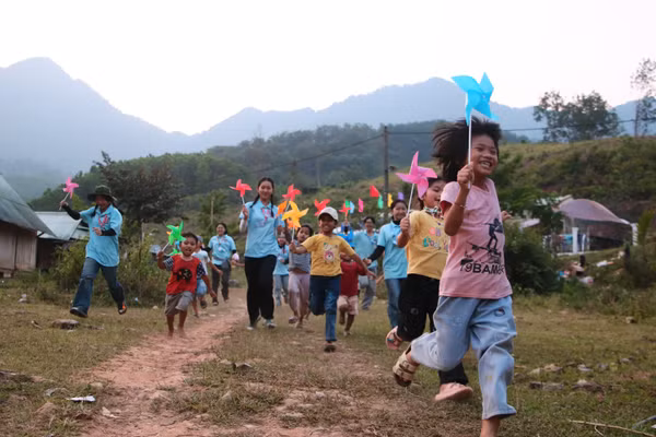 Sinh viên vui chơi cùng với trẻ vùng cao Trà Tân. 