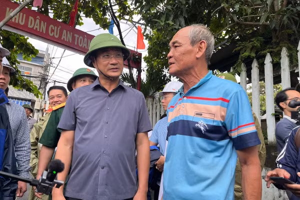 Ông Lê Ngọc Quang (thứ 2, từ trái qua) - Bí thư Thành ủy Đà Nẵng đi kiểm tra và lắng nghe ý kiến người dân khu vực "rốn lũ" đường Mẹ Suốt. 