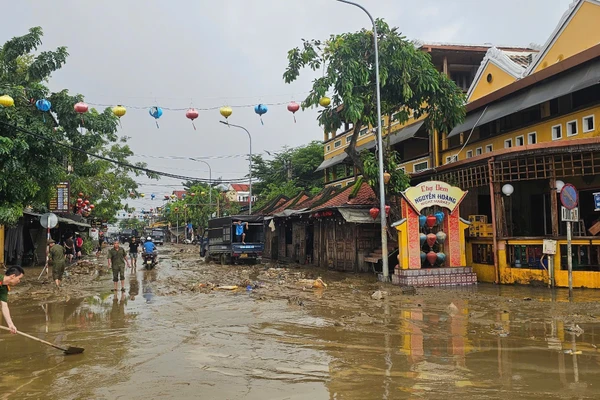 Phố cổ Hội An đầy bùn non và rác sau khi nước lũ rút.
