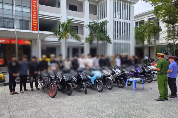 Công an tống đạt quyết định khởi tố, bắt tạm giam những thanh niên liên quan vụ gây rối trật tự trên đường phố Đà Nẵng.
