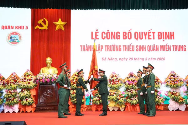 Lễ công bố Quyết định của Bộ trưởng Bộ Quốc phòng về việc thành lập Trường Thiếu sinh quân miền Trung.