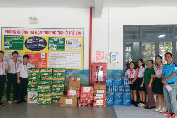 Những phần quà được quyên góp hỗ trợ học sinh vùng bị ảnh hưởng bão, lũ.