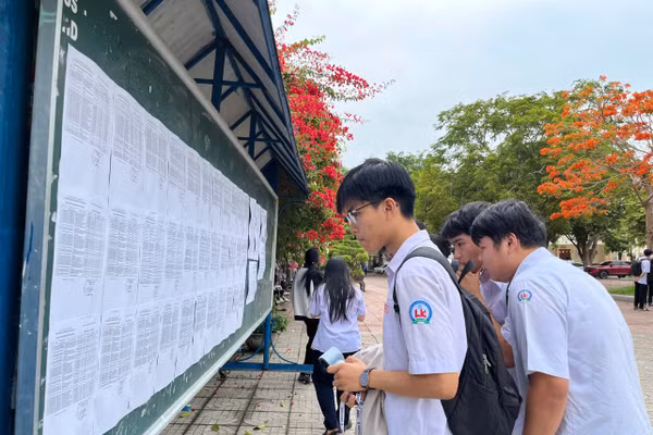 Thí sinh xem danh sách phòng thi tại Điểm thi Trường THPT chuyên Lê Khiết (tỉnh Quảng Ngãi).