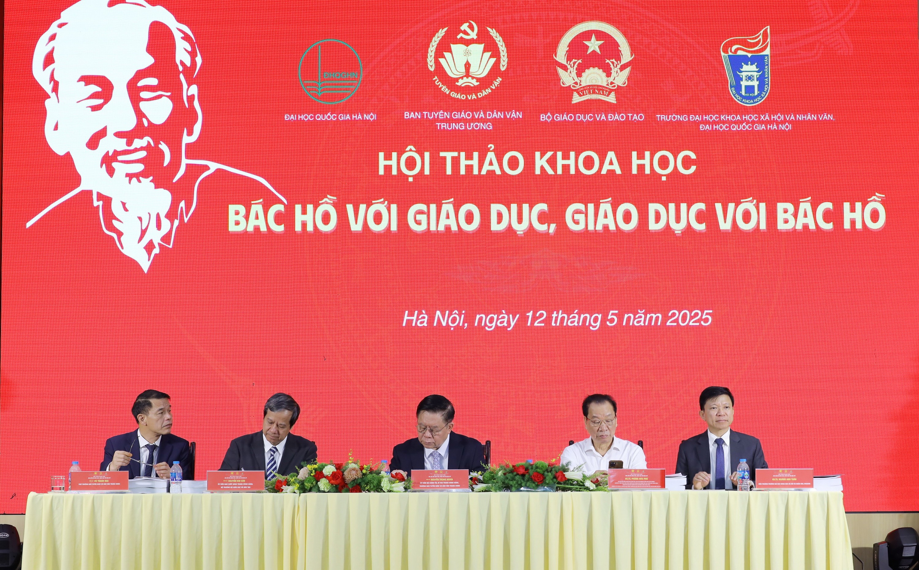 Đoàn chủ trì hội thảo. img-9869.jpg