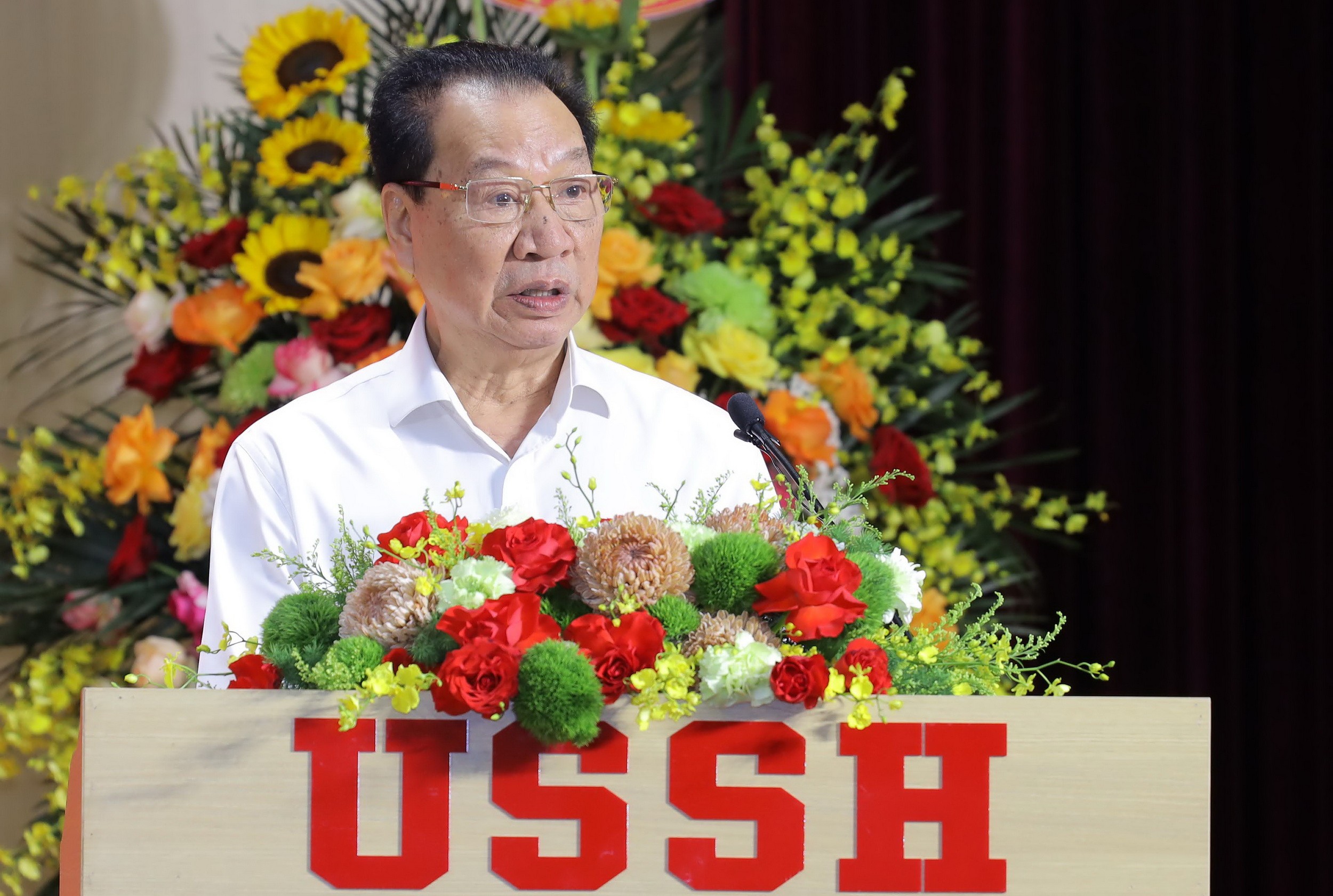 GS.TS Phùng Hữu Phú – Chủ tịch Hội đồng Khoa học và đào tạo, Trường Đại học Khoa học Xã hội và Nhân văn (Đại học Quốc gia Hà Nội) tham luận tại hội thảo. img-9827.jpg