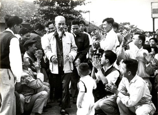 Thầy, cô giáo và các em học sinh vui mừng chào đón Chủ tịch Hồ Chí Minh đến thăm Trường Trung học Giao thông – Vận tải Thủy – Bộ (Nguồn: Trang tin điện tử Ban Quản lý Lăng Chủ tịch Hồ Chí Minh) giaoducjpg5.jpg