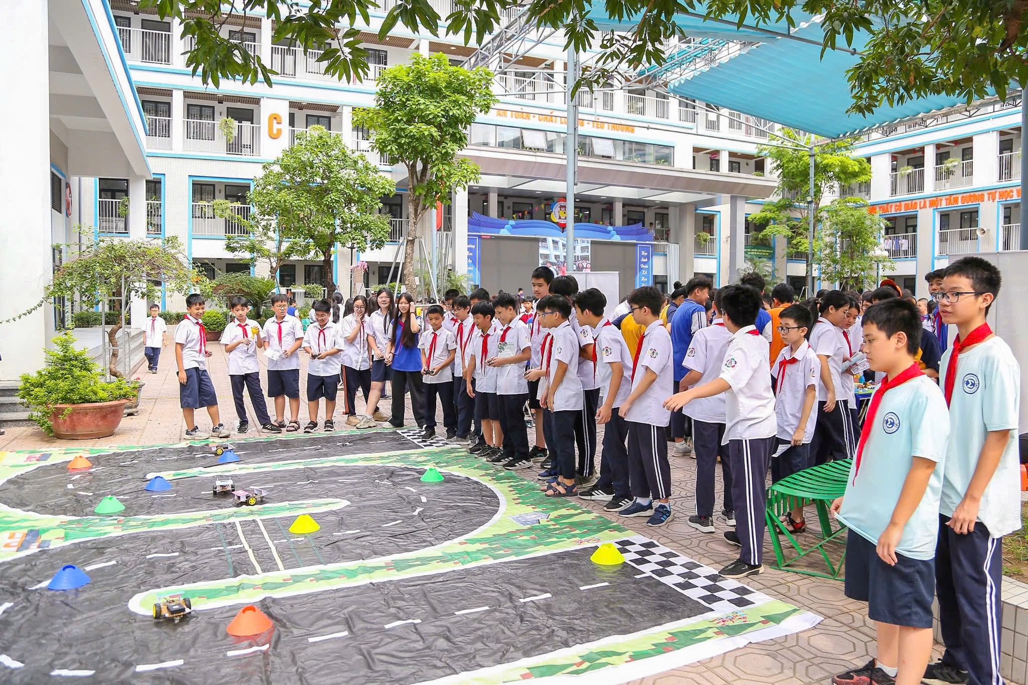 Phương pháp giáo dục tăng thực hành, học và làm trong thực tế “Học ở trường, học ở sách vở, học lẫn nhau và học nhân dân, không học nhân dân là một thiếu sót rất lớn” như lời Bác Hồ đã dạy. Ảnh: Báo Đại biểu Nhân dân. giaoducjpg1.jpg