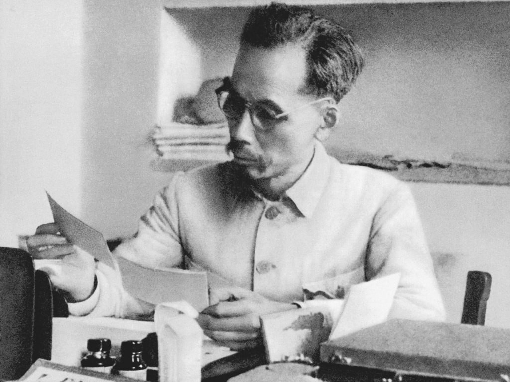 Chủ tịch Hồ Chí Minh làm việc tại Bắc Bộ Phủ năm 1946. Ảnh: Báo điện tử Đảng Cộng Sản. bacho2.jpg