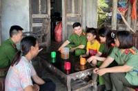 Cán bộ Công an xã Thanh Sơn thăm hỏi, động viên cháu Dương. 