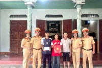 Phòng CSGT Công an tỉnh Phú Thọ trao quà “đỡ đầu” cho hai em Nguyễn Quốc Cường và Nguyễn Thị Hạnh.