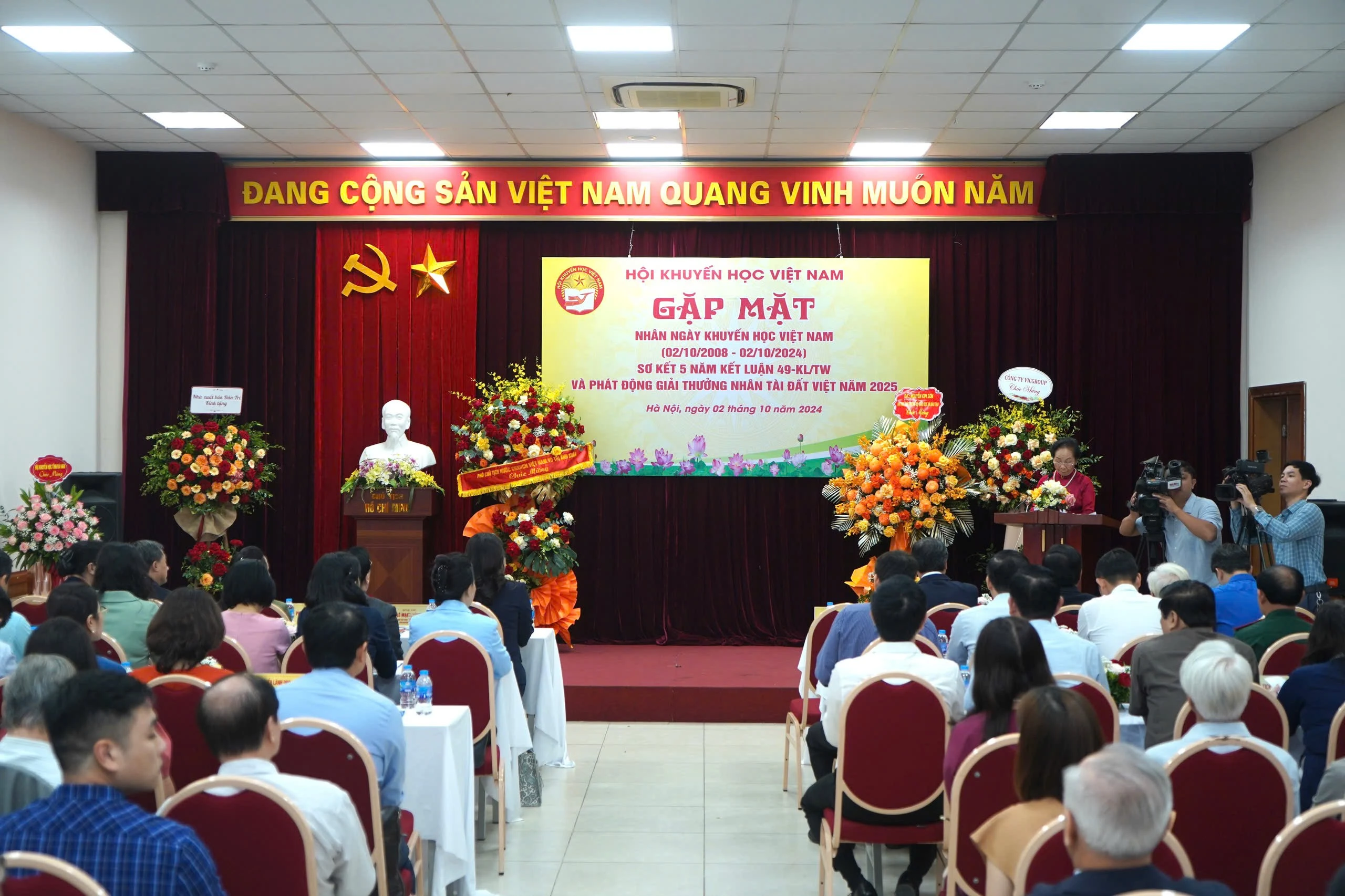 ngay khuyen hoc1.jpg