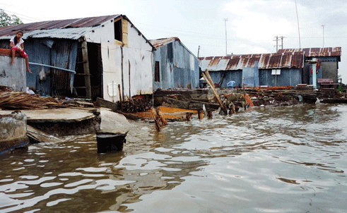 Dân ở Cà Mau bị mất nhà do sạt lở (Internet) Dân ở Cà Mau bị mất nhà do sạt lở (Internet)